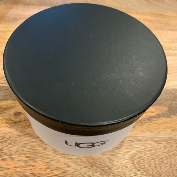 Ugg | Shearling Chestnut Ear Muffs - Picture 8 of 8